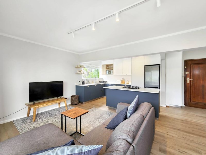 Top-Floor Gem in Upper Gardens with Stunning Table Mountain Views - Photo 2