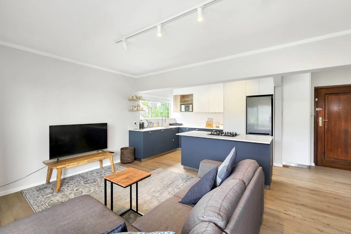 Top-Floor Gem in Upper Gardens with Stunning Table Mountain Views - Photo 2