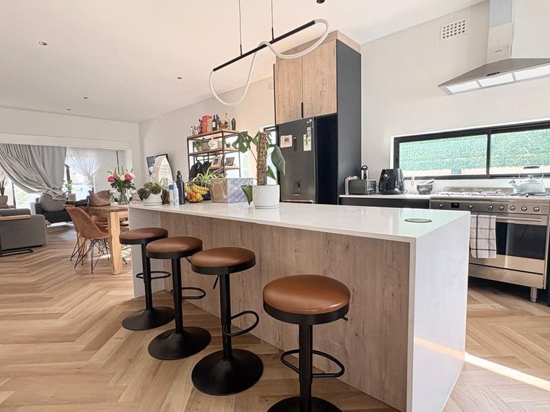 Renovated Three Bedroom Pet Friendly House - Claremont - Photo 2