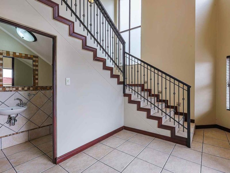 Sophisticated Luxury Living on the Fairway – Waterkloof Golf Estate - Photo 7