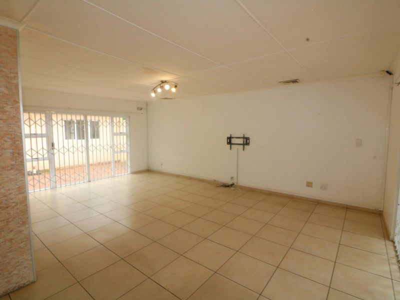 Secure 3 Bed House With Granny Cottage - Pet Friendly - Photo 3