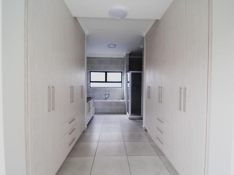 Open Plan 3 Bedroom House - Photo 6