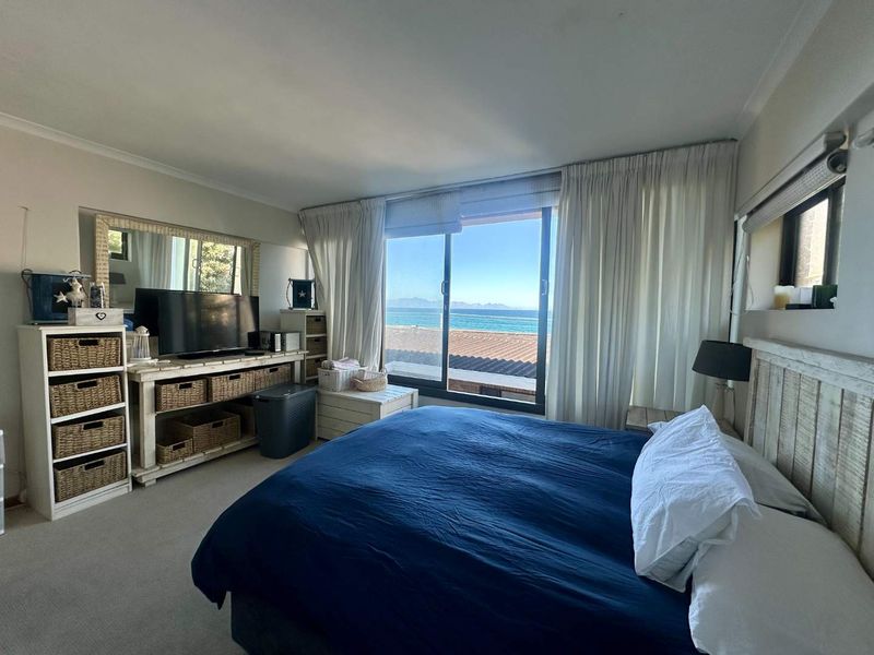 Live On The Water’s Edge: Generous Coastal Living with Endless Sea Views - Photo 5