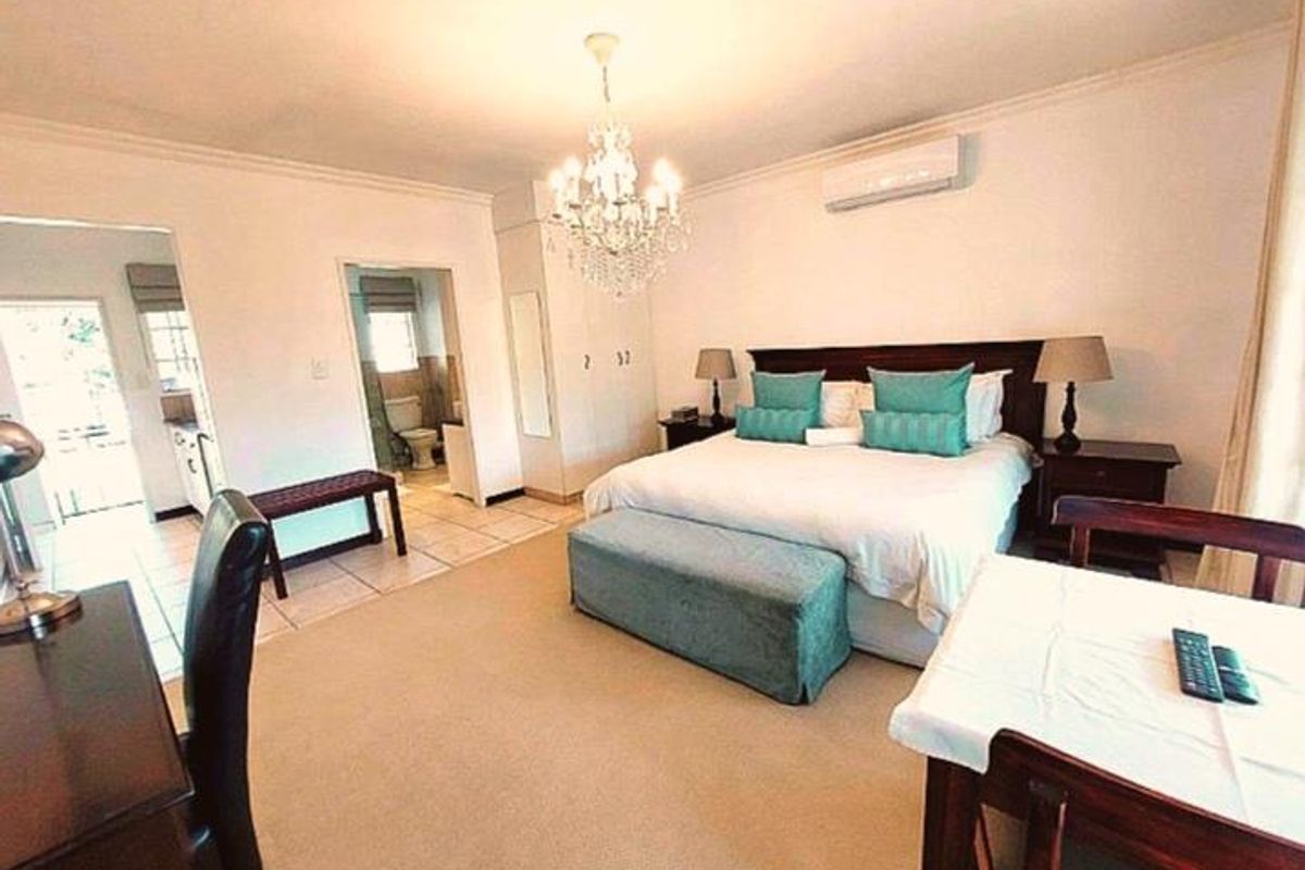 Luxury Seven-Bedroom Apartment for Rent — Edenburg, Sandton Located in the heart of Edenburg, Sandton, this expansive seven-bedroom, seven-bathroom apartment - Photo 4