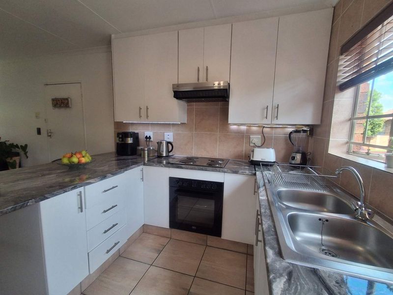 Modern, Move-In Ready Home with Spacious Pet-Friendly Garden - Photo 8