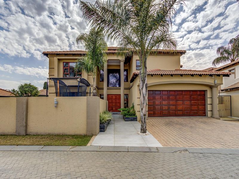 SPACIOUS, SOPHISTICATED CLUSTER IN VILLA LUCIANA! - Photo 3