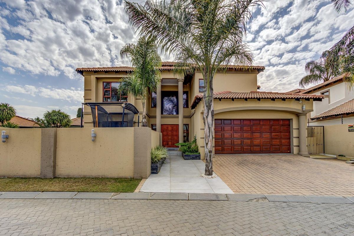 SPACIOUS, SOPHISTICATED CLUSTER IN VILLA LUCIANA! - Photo 3