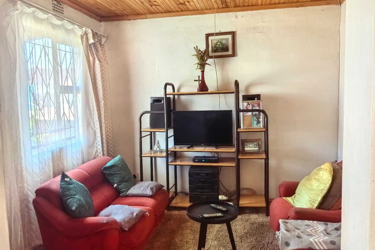 3 Bedroom Home, Avon, Elsies River - Photo 4