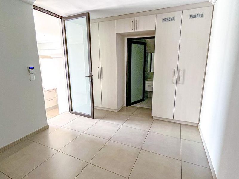 EXECUTIVE THREE-STOREY RESIDENCE - Photo 4