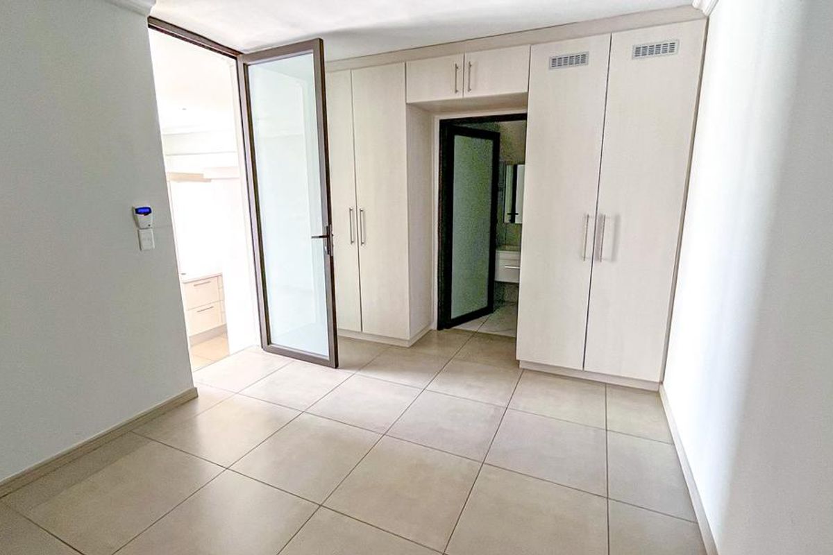 EXECUTIVE THREE-STOREY RESIDENCE - Photo 4