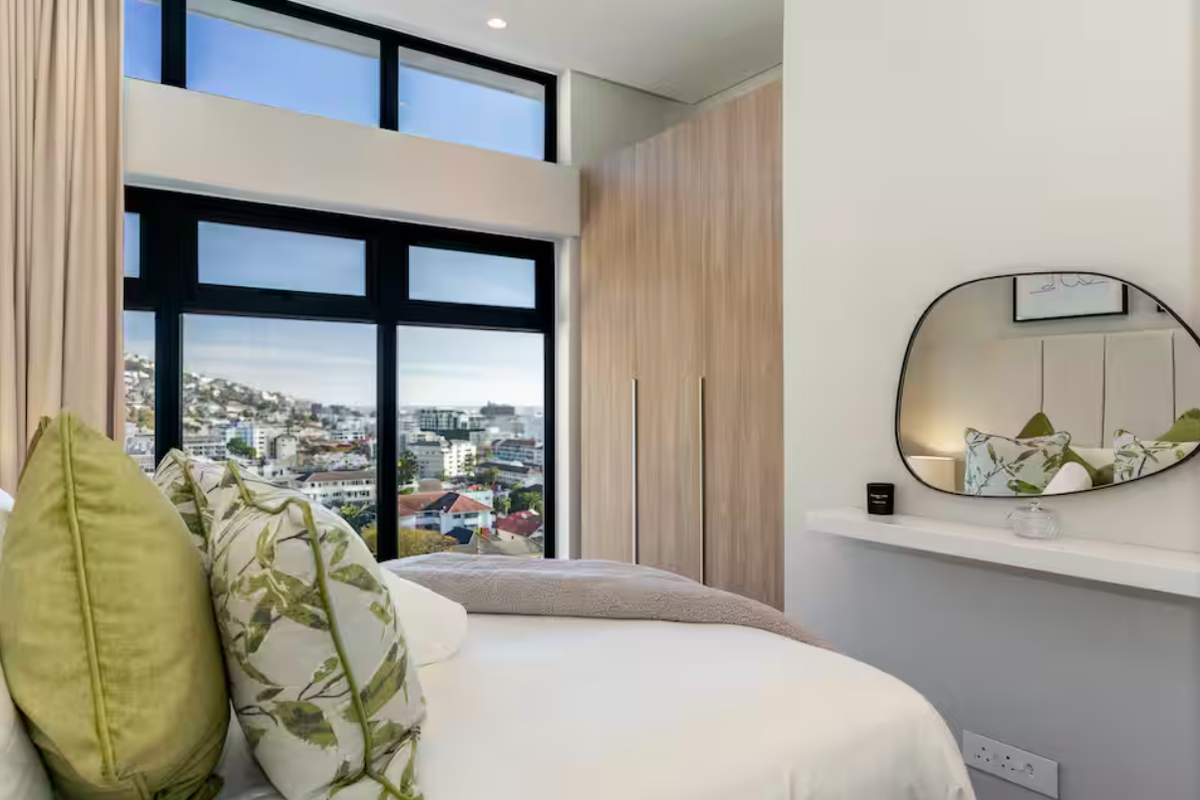 Duplex of dreams with views from every window! - Photo 3