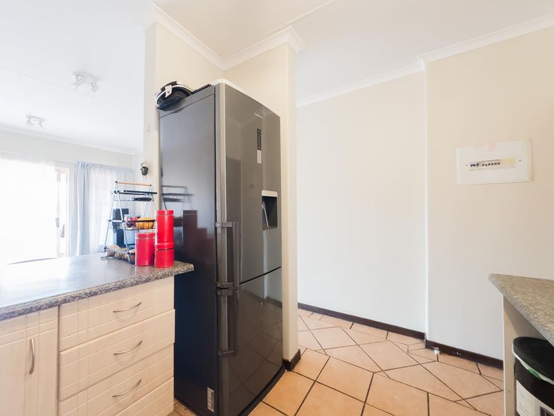 2 Bedroom Townhouse with Covered balcony - Photo 3