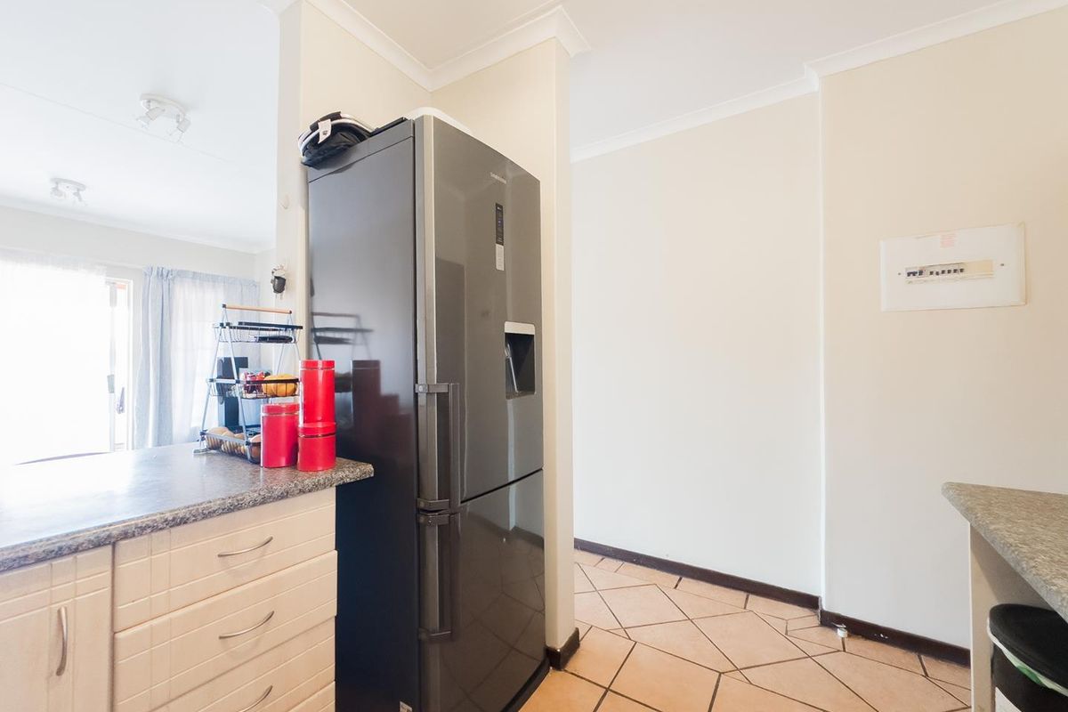 2 Bedroom Townhouse with Covered balcony - Photo 3