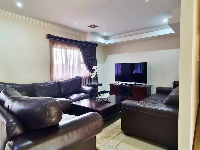 202m2 3 Bedroom Split-Level Townhouse with Garden for Sale in Izinga - Photo 5