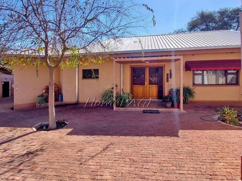 Omaruru:  Riverside Home with 2 flats is for Sale - Photo 4