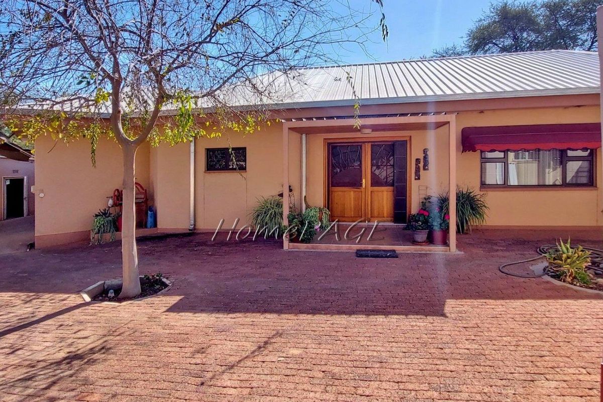 Omaruru:  Riverside Home with 2 flats is for Sale - Photo 4