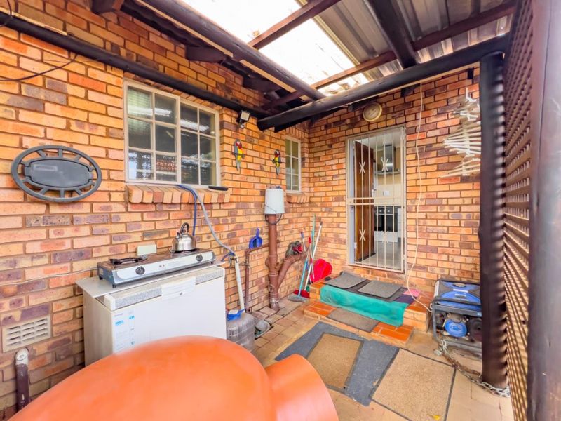 HOUSE WITH SEPARATE FLAT IN MINT CONDITION - Photo 7