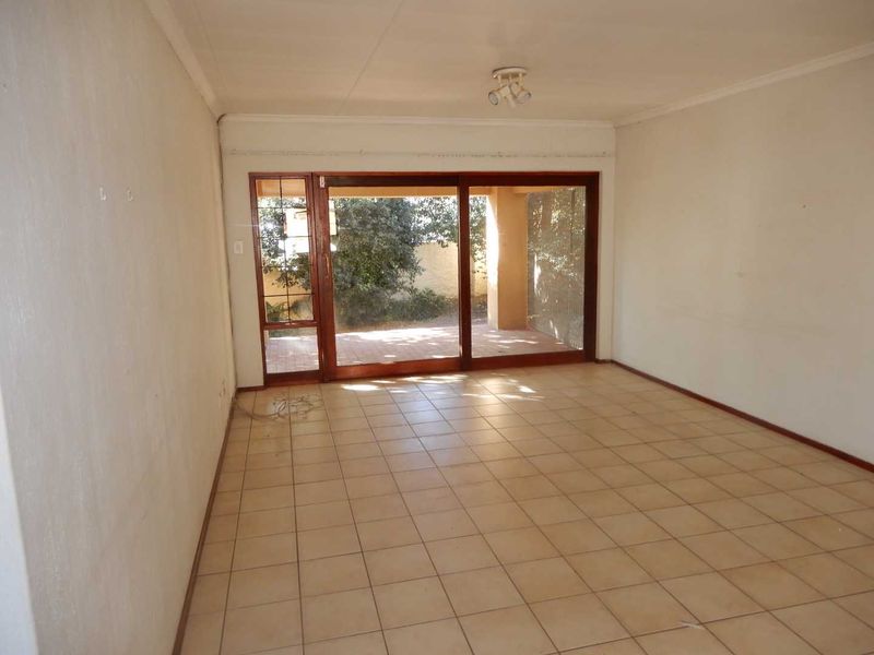 A spacious 2-bedroom freehold cluster home situated in a secure estate in  Douglasdale. - Photo 7