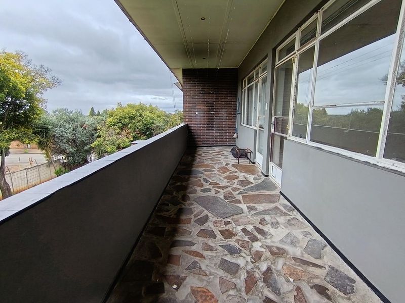 Stylish Top-Floor Living in the Heart of Bloemfontein. - Photo 5