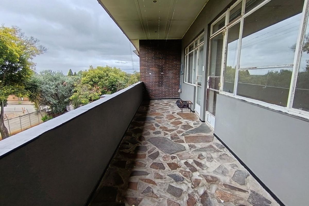 Stylish Top-Floor Living in the Heart of Bloemfontein. - Photo 5