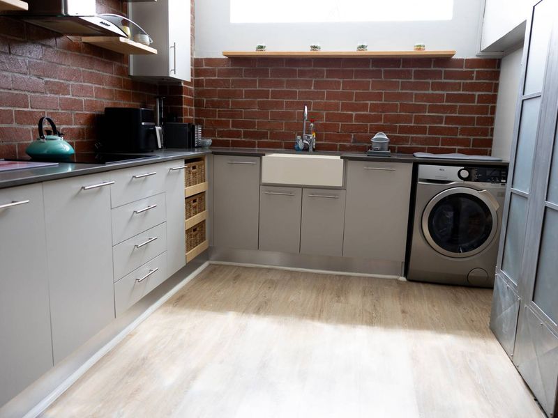 Step into a stylish urban retreat inspired by an upmarket New York loft - Photo 8