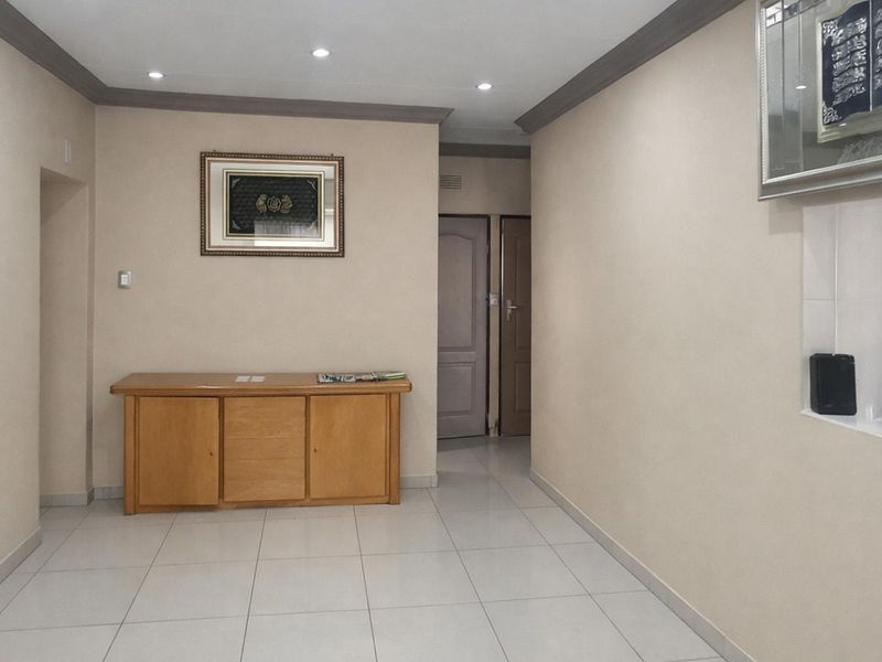 Beautiful, Modern 3 bedroom home - Photo 5
