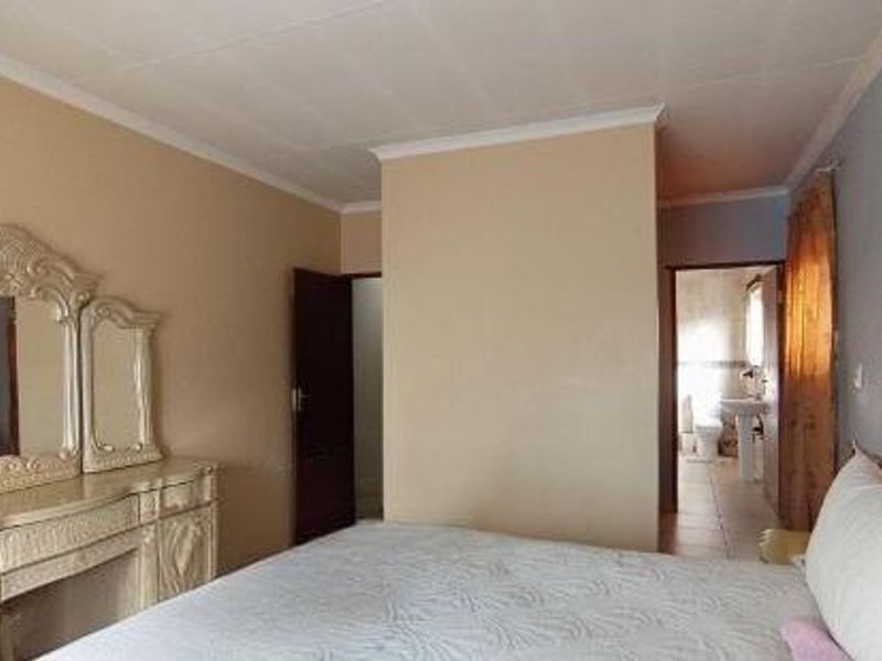 3 BEDROOM HOUSE IN THATCHFIELD - Photo 10