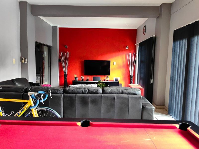 Grand Family Residence with Exceptional Entertainment Spaces in Veld En Vlei - Photo 5