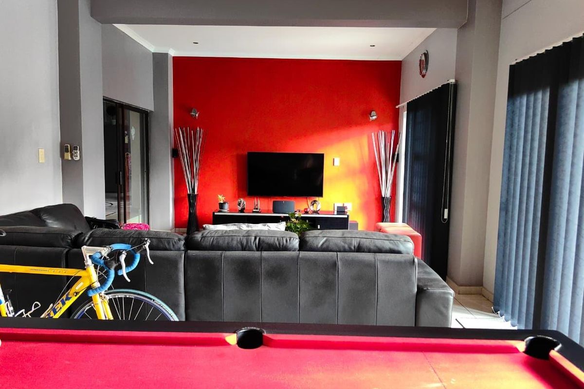 Grand Family Residence with Exceptional Entertainment Spaces in Veld En Vlei - Photo 5