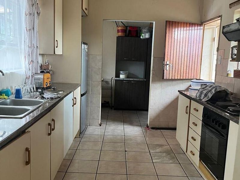 Large family home in an enclosed area - Photo 5