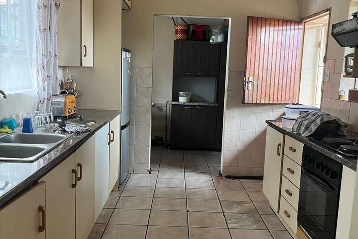 Large family home in an enclosed area - Photo 5