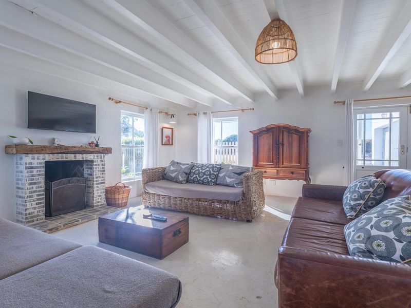 Charming Coastal Retreat in Exclusive Grotto Bay - Photo 5