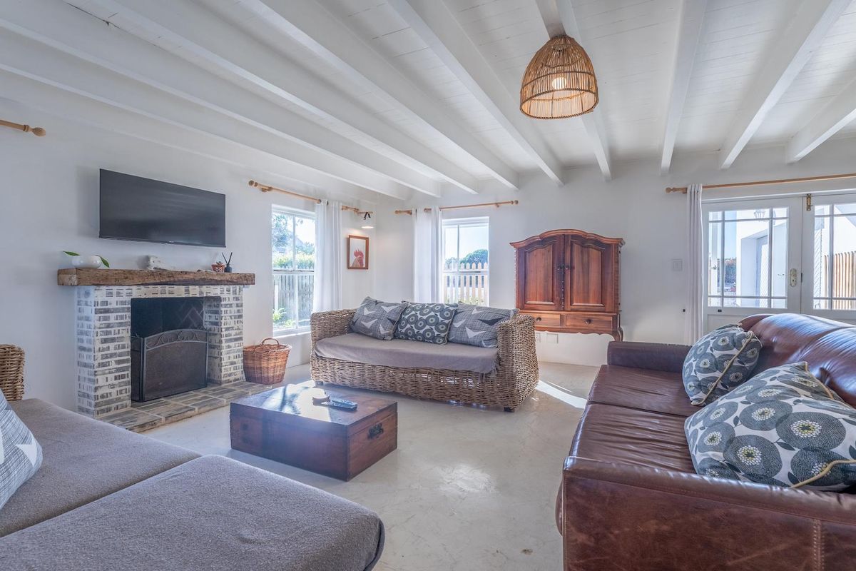Charming Coastal Retreat in Exclusive Grotto Bay - Photo 5