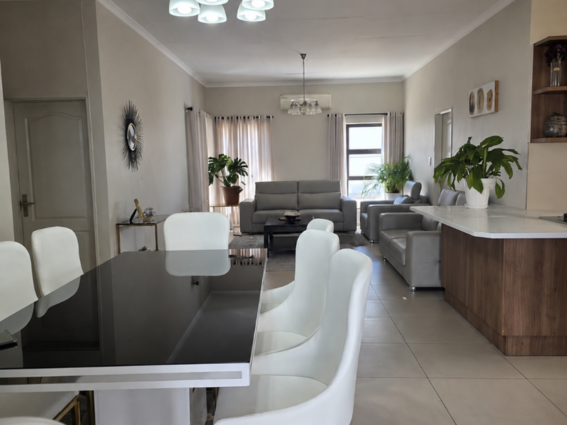 Spacious 3-Bed, 2-Bath Family Home in a Top Neighborhood! - Photo 2