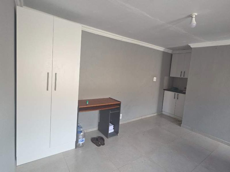 Bachelor to rent in Lotus Gardens - Photo 4