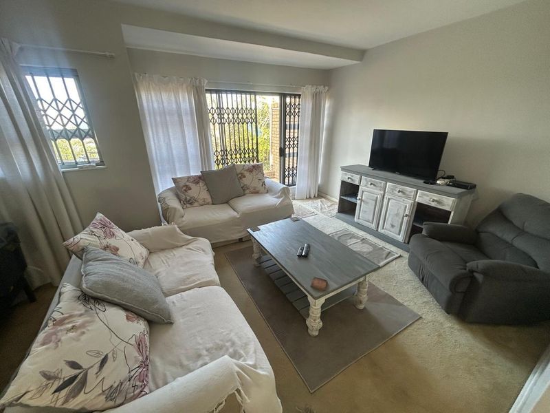 Charming Older-Style Home with Partial Sea Views in Umhlanga - Photo 4