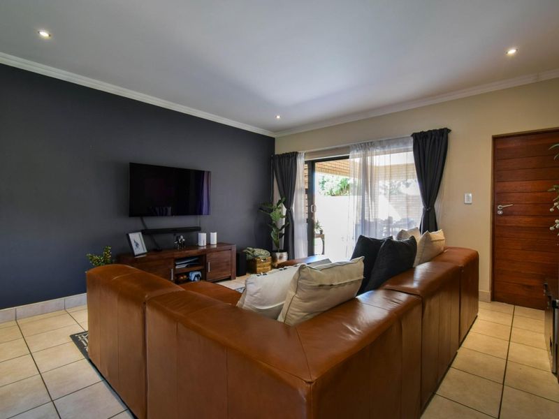 Stylish & Secure Home with Backup Power and Water - Photo 4