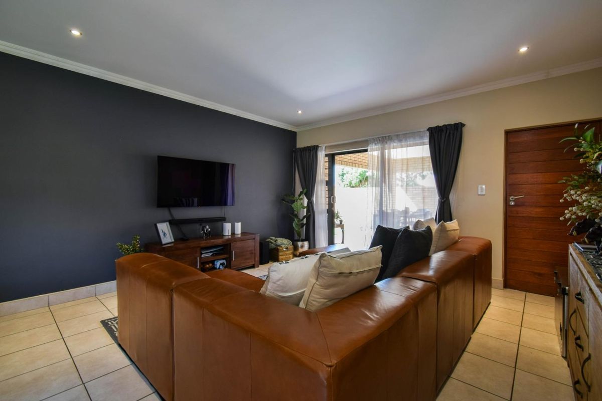 Stylish & Secure Home with Backup Power and Water - Photo 4