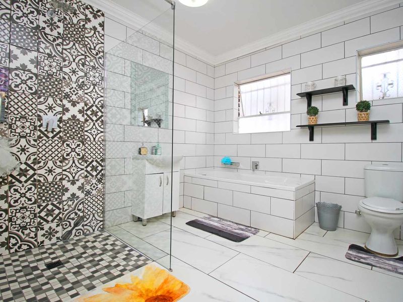 Modern Facebrick 4-Bedroom Gem with Pool, Back up water system and lots of space - Photo 3