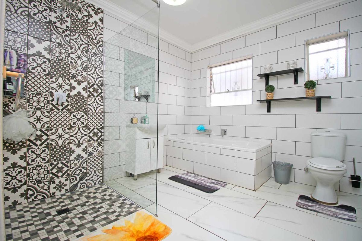 Modern Facebrick 4-Bedroom Gem with Pool, Back up water system and lots of space - Photo 3