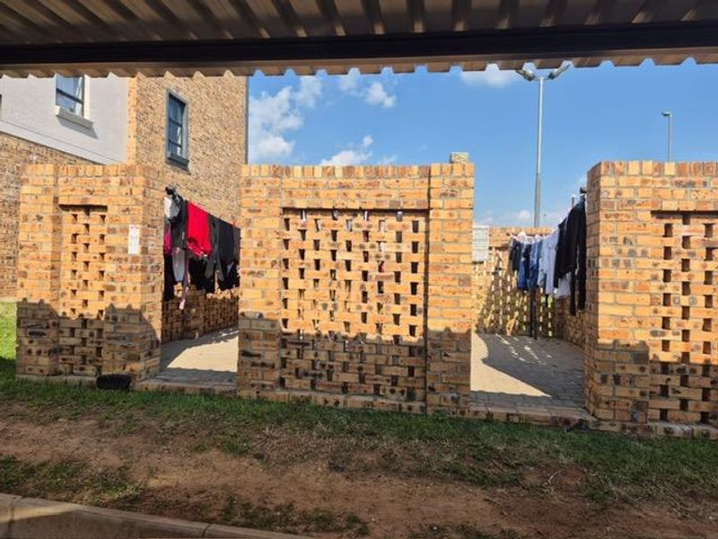 Cranes@Riverside - R 585 000, 2 Beds, 1 Bath - Photo 4