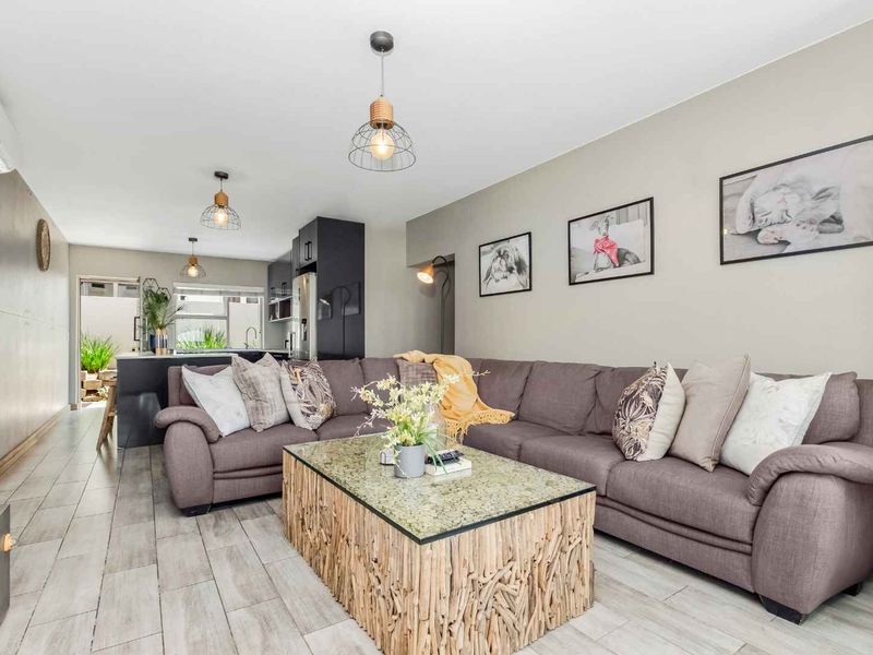 ELEGANTLY DESIGNED UNIT IN A PRIME LOCATION WITH TGE ADDED BENEFIT OF A DOUBLE GARAGE ! - Photo 7