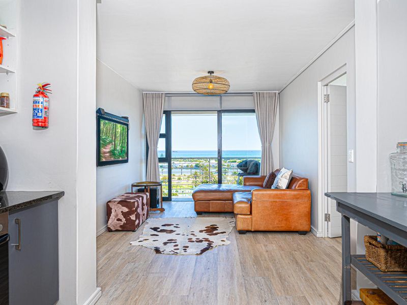 Breathtaking views from this magnificent 2 bed Apartment. - Photo 6