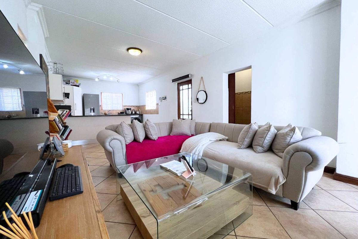 Charming Duplex in a Secure Complex: The Ideal Starter Home - Photo 5