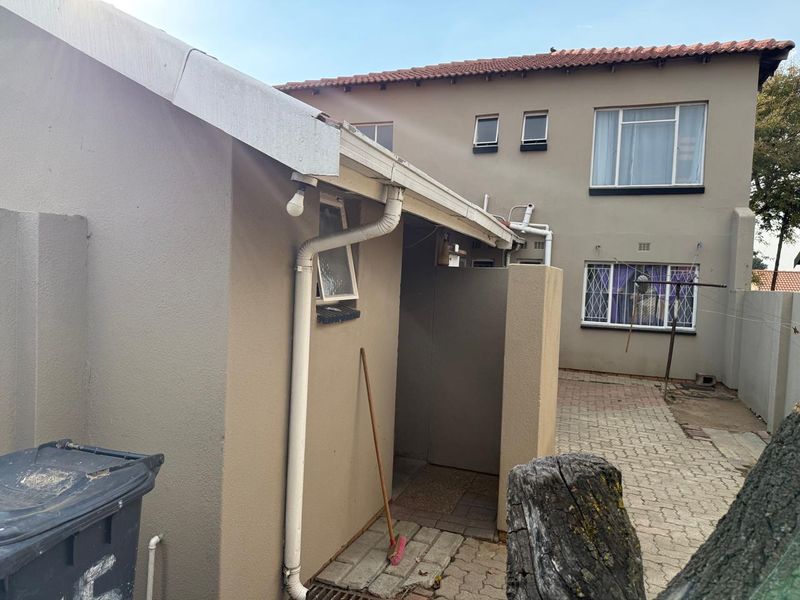 Double story 4 bedrooms and 3 bath home - Photo 5