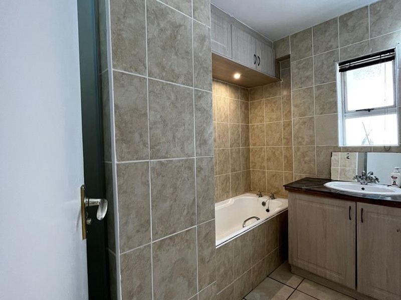 Multi-Room Apartment 3 or 4 Bedroom - Photo 6