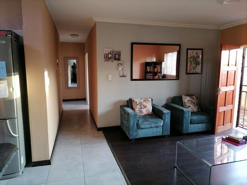 Ideal Location: Easy Access to Airport, Sandton & Pretoria - Photo 6