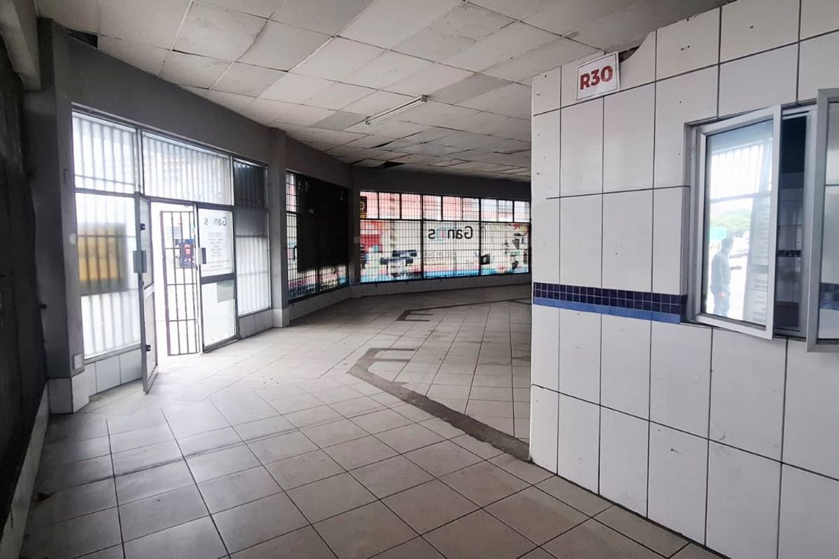 Excellent Condition Shop in Warwick’s Bustling Business Hub - Photo 4