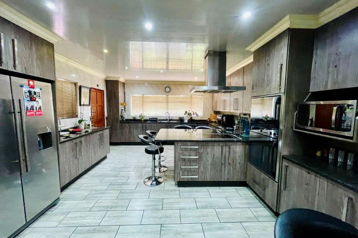 3 bedroom home with flat for sale in brackenhurst - Photo 3