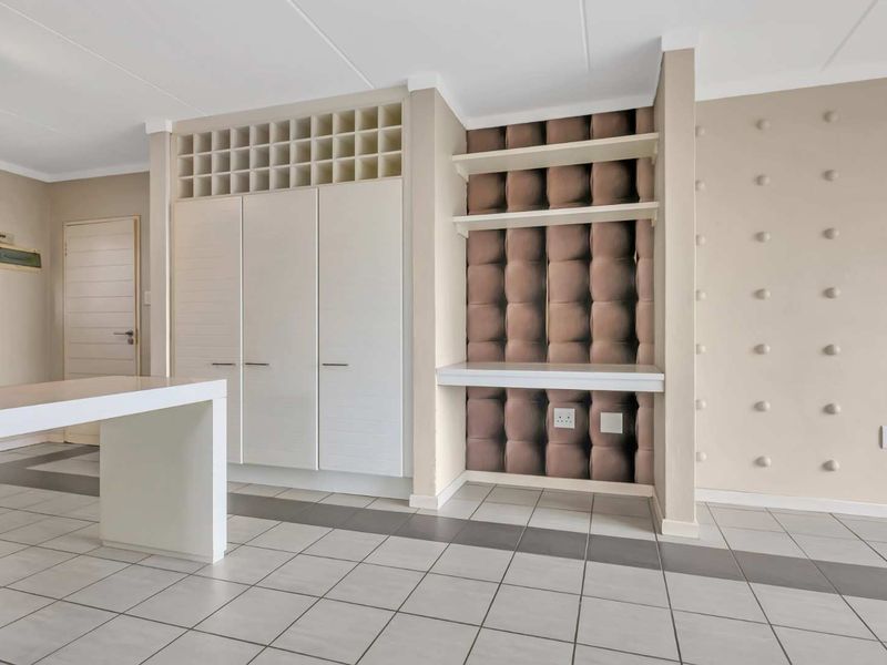 2 BEDROOM 1 BATHROOM MODERN APARTMENT - Photo 8